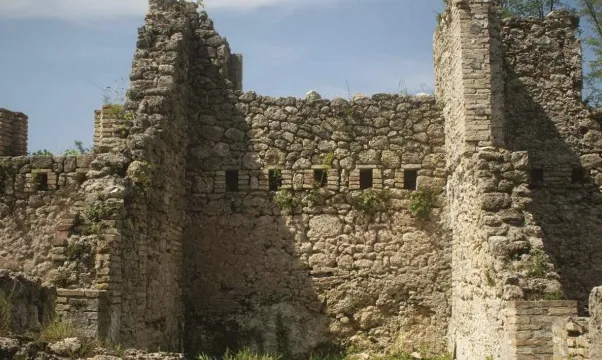Le mura in pietra del forte di Osoppo