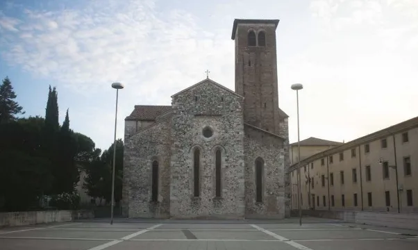 La piazza dove sorgeva il palazzo Savorgnan, con la chiesa di San Francesco