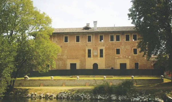La facciata di Villa Ottelio Savorgnan sulla riva del fiume Stella