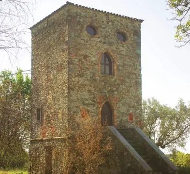La torre in pietra di Villa Savorgnan con la scala esterna